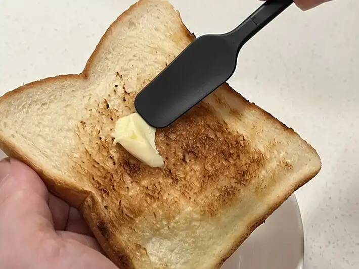「バターが冷たすぎて塗れない…」　トーストをボロボロにしないための意外なコツ