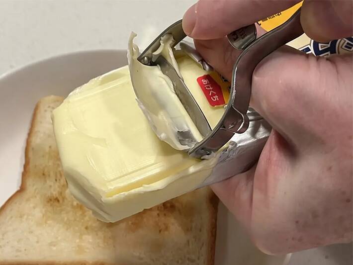 「バターが冷たすぎて塗れない…」　トーストをボロボロにしないための意外なコツ