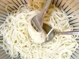 「そうめんを一口サイズに丸めて…ダイソーの『水筒用氷棒』の意外な使い方」の画像1