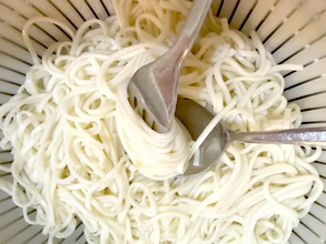そうめんを一口サイズに丸めて…ダイソーの『水筒用氷棒』の意外な使い方