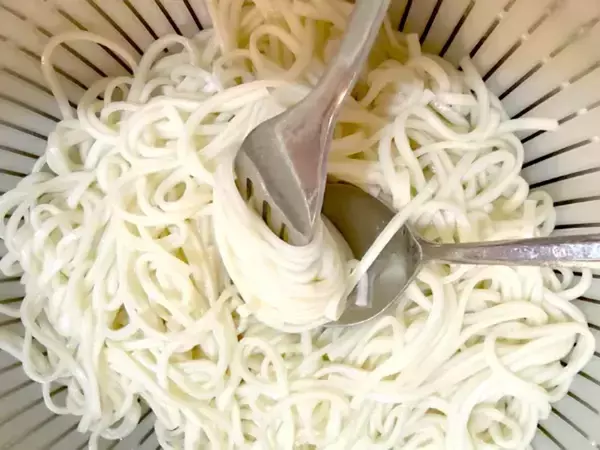 そうめんを一口サイズに丸めて…ダイソーの『水筒用氷棒』の意外な使い方
