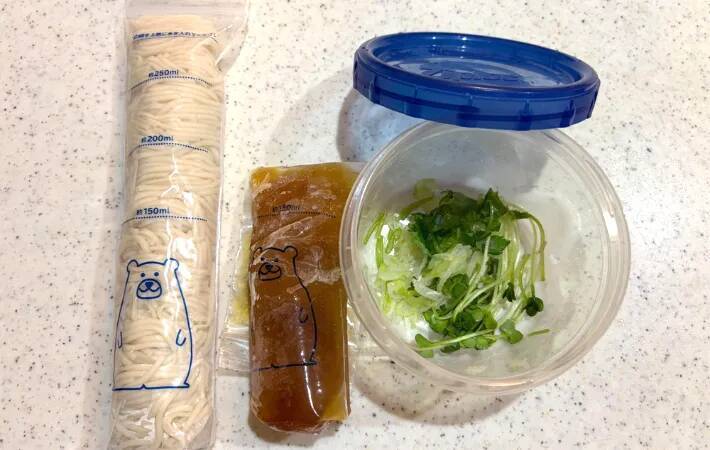 そうめんを一口サイズに丸めて…ダイソーの『水筒用氷棒』の意外な使い方
