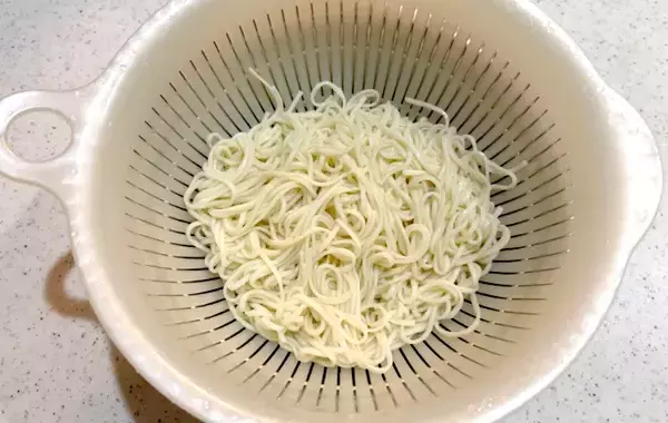 「そうめんを一口サイズに丸めて…ダイソーの『水筒用氷棒』の意外な使い方」の画像