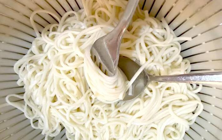 そうめんを一口サイズに丸めて…ダイソーの『水筒用氷棒』の意外な使い方