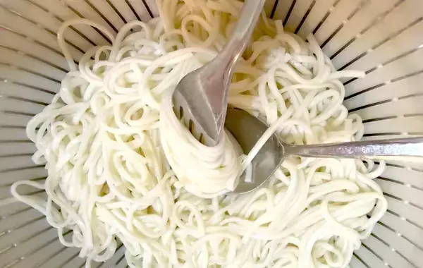 「そうめんを一口サイズに丸めて…ダイソーの『水筒用氷棒』の意外な使い方」の画像