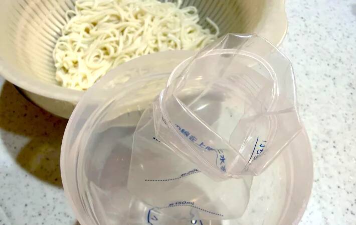そうめんを一口サイズに丸めて…ダイソーの『水筒用氷棒』の意外な使い方