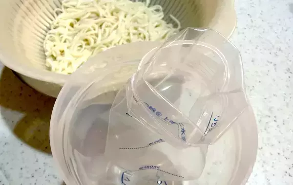 「そうめんを一口サイズに丸めて…ダイソーの『水筒用氷棒』の意外な使い方」の画像
