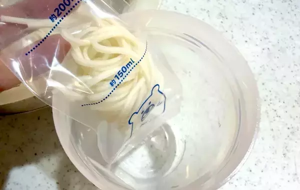 「そうめんを一口サイズに丸めて…ダイソーの『水筒用氷棒』の意外な使い方」の画像