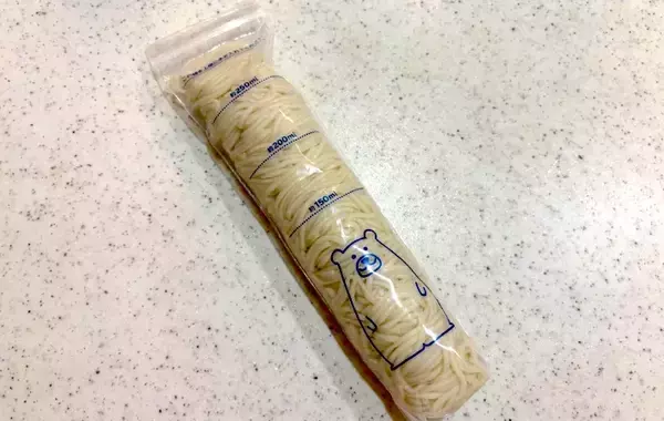 「そうめんを一口サイズに丸めて…ダイソーの『水筒用氷棒』の意外な使い方」の画像