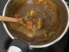カレー保存で「ジッパーが汚れない！」　袋口を『折るだけ』の簡単テク【保存のコツ4選】