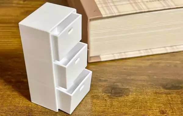 「飾るだけじゃない！　100均の『ミニチュア3段カラーボックス』の意外な活用法【山田化学】」の画像