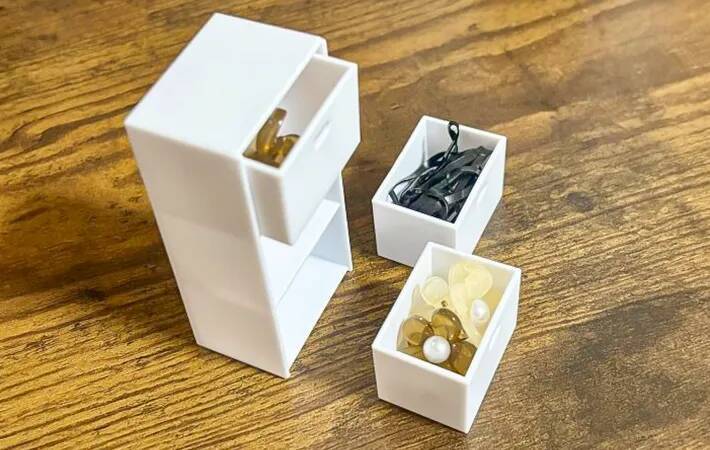 飾るだけじゃない！　100均の『ミニチュア3段カラーボックス』の意外な活用法【山田化学】