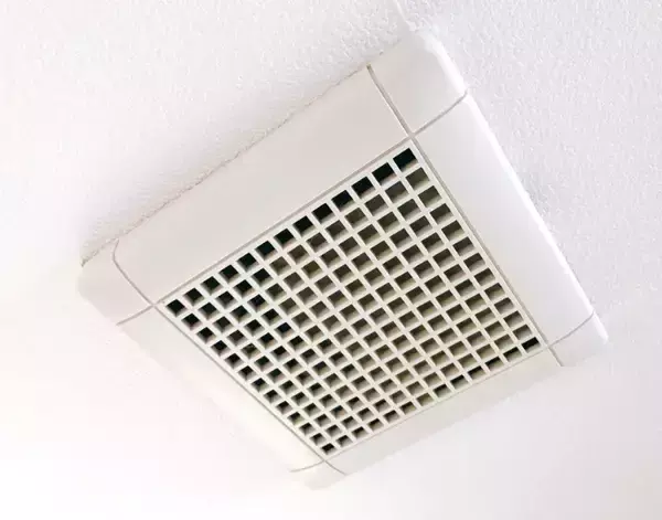 「「見ていて爽快！」　トイレ換気扇の汚れをごっそり取る掃除テク【掃除の裏技4選】」の画像