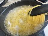 「パスタはそのままお皿に盛りません　『お玉』の活用テクでごちそう感アップ！」の画像1