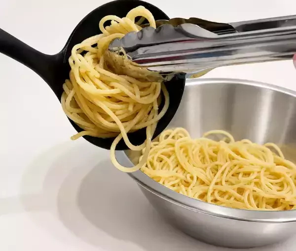 「パスタはそのままお皿に盛りません　『お玉』の活用テクでごちそう感アップ！」の画像