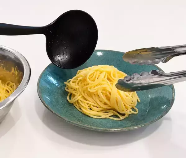 「パスタはそのままお皿に盛りません　『お玉』の活用テクでごちそう感アップ！」の画像