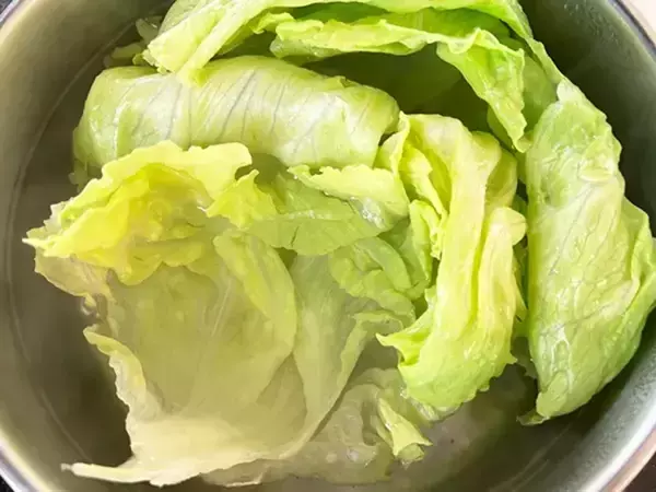 ゆでたレタスを巻いて、味つけに『大さじ1杯』の？「5分で作れる」「1玉をペロリ」