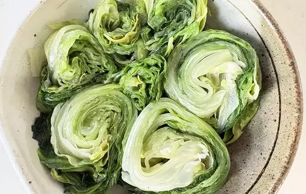 「ゆでたレタスを巻いて、味つけに『大さじ1杯』の？「5分で作れる」「1玉をペロリ」」の画像