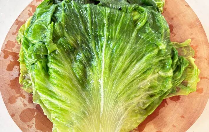 ゆでたレタスを巻いて、味つけに『大さじ1杯』の？「5分で作れる」「1玉をペロリ」