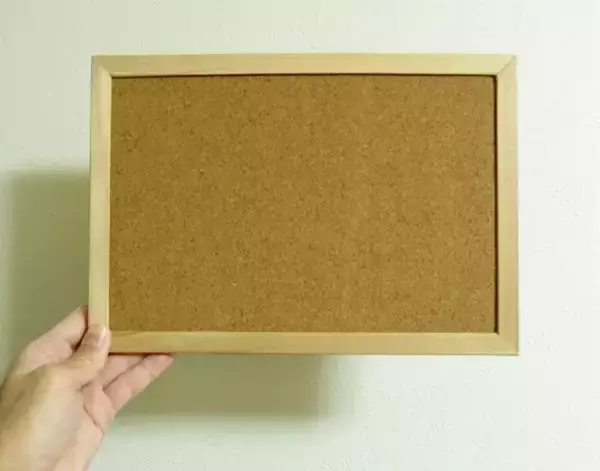 「100均のコルクボードを『扉』にアレンジ！　ごちゃつく書類を隠す壁面収納が秀逸【活用法4選】」の画像