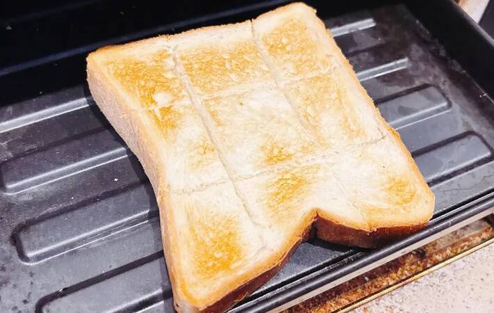 食パンは焼く前に『水』をかける！　焼き上がりに「耳までサクサク」「これは嬉しい」