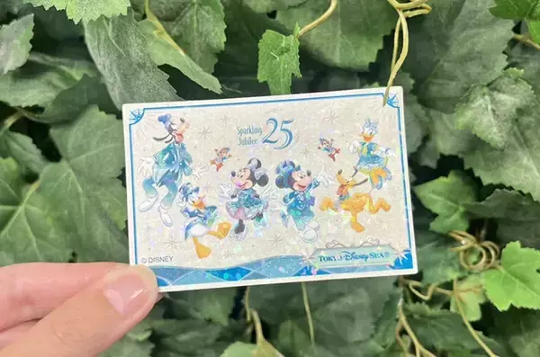 「ディズニーシーで買った「1,400円クッキー」　箱を開けると…入っていた『おまけ』が職場で使えた！」の画像