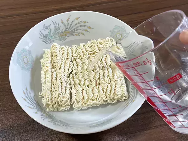 「袋麺を水だけで『30分調理』　災害時に役立つ便利な方法が、タメになる」の画像