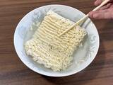 「袋麺を水だけで『30分調理』　災害時に役立つ便利な方法が、タメになる」の画像5