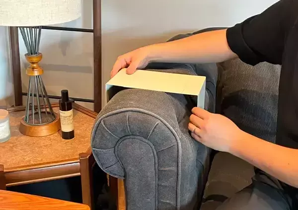 「ヒジ掛けに『コの字』にしたブックエンドを設置　トレイと組み合わせるDIYが快適だった！」の画像