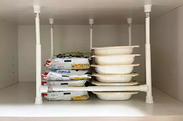 「つっぱり棒だけで作る『食品ストッカー』が便利！　古いものから取り出せるアイディアに「目からウロコ」」の画像