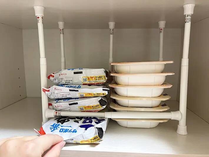 つっぱり棒だけで作る『食品ストッカー』が便利！　古いものから取り出せるアイディアに「目からウロコ」