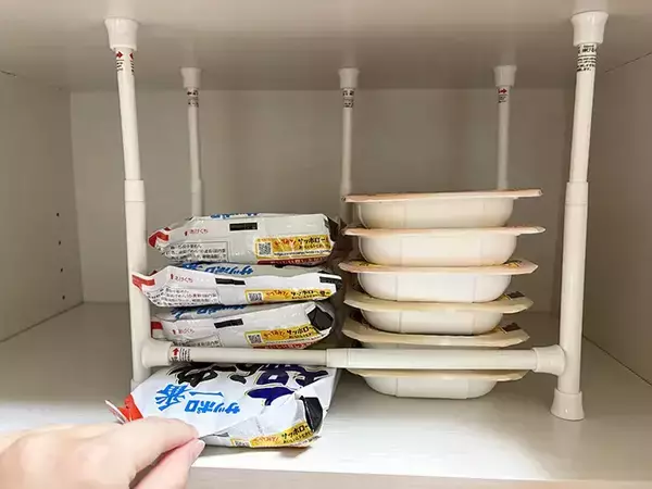 「つっぱり棒だけで作る『食品ストッカー』が便利！　古いものから取り出せるアイディアに「目からウロコ」」の画像