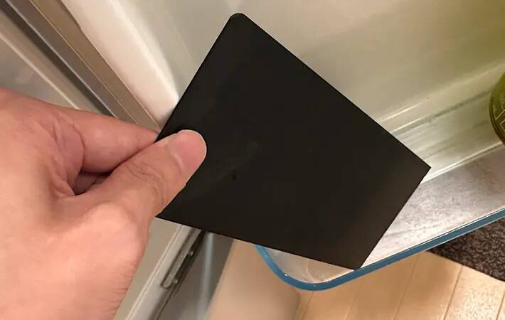 冷蔵庫にブックエンドを入れると…？　「収納棚が1つ増えた！」「整理整頓しやすくなって便利」