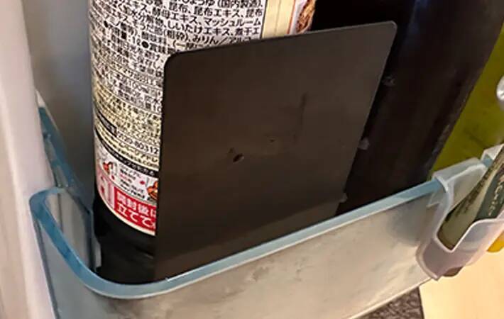 冷蔵庫にブックエンドを入れると…？　「収納棚が1つ増えた！」「整理整頓しやすくなって便利」