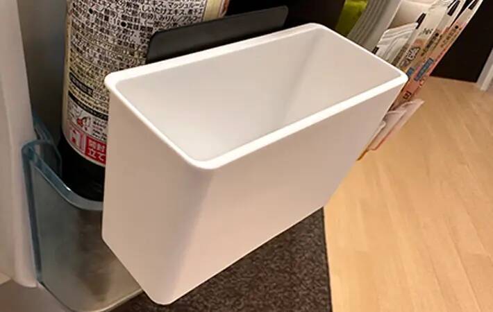 冷蔵庫にブックエンドを入れると…？　「収納棚が1つ増えた！」「整理整頓しやすくなって便利」