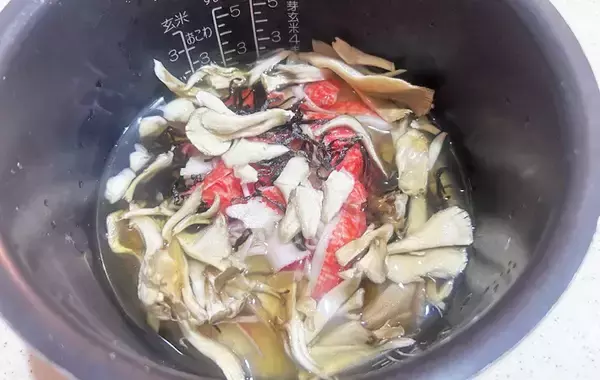 「【節約レシピ】カニカマ料理の正解が出た？　『カニめしもどき』に夫と子供が絶賛」の画像