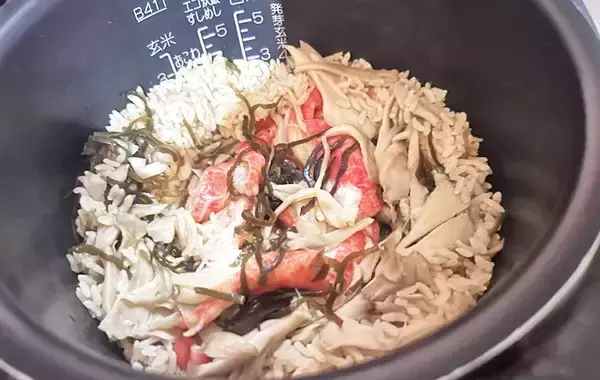 「【節約レシピ】カニカマ料理の正解が出た？　『カニめしもどき』に夫と子供が絶賛」の画像