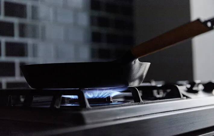 深型と浅型フライパン、炒め物に向くのはどっち？　メーカーに聞いた