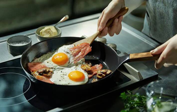 深型と浅型フライパン、炒め物に向くのはどっち？　メーカーに聞いた