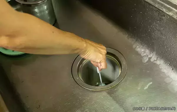 「キッチン排水口、お手入れの『正解』が出た！　TOTOが教える“4つの手順”」の画像