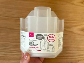 100均の『回転式ペンホルダー』　チューブ類を入れたら「くるくる」回って超便利！