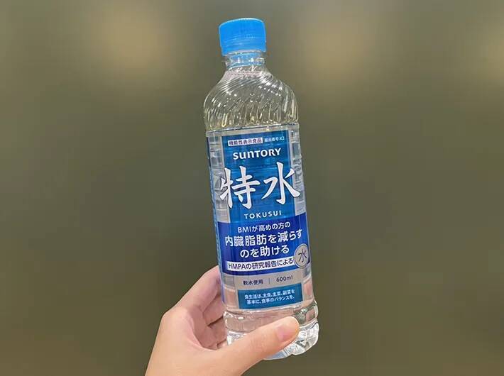 特茶シリーズに異変？　無色透明の『特水』には、米ぬか発酵物が入っていて…【実飲レビュー】