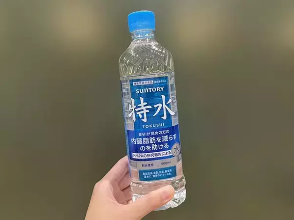 「特茶シリーズに異変？　無色透明の『特水』には、米ぬか発酵物が入っていて…【実飲レビュー】」の画像