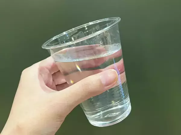 「特茶シリーズに異変？　無色透明の『特水』には、米ぬか発酵物が入っていて…【実飲レビュー】」の画像