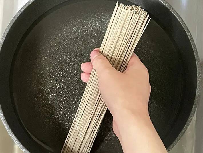 めんつゆ×薬味に飽きたら　砕いた『ピーナッツ』で「ネバカリ食感」「香ばしい」