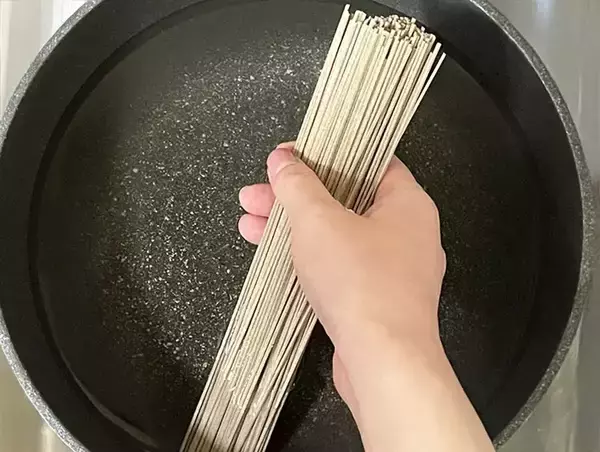「めんつゆ×薬味に飽きたら　砕いた『ピーナッツ』で「ネバカリ食感」「香ばしい」」の画像