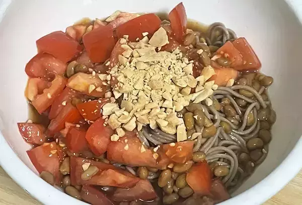 「めんつゆ×薬味に飽きたら　砕いた『ピーナッツ』で「ネバカリ食感」「香ばしい」」の画像