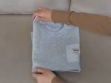 「「折るだけでこの仕上がり？」　Tシャツ畳みの裏技に「簡単！」「見た目きれい」」の画像1
