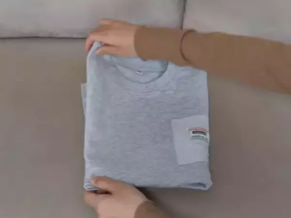 「折るだけでこの仕上がり？」　Tシャツ畳みの裏技に「簡単！」「見た目きれい」