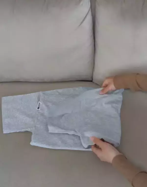 「「折るだけでこの仕上がり？」　Tシャツ畳みの裏技に「簡単！」「見た目きれい」」の画像